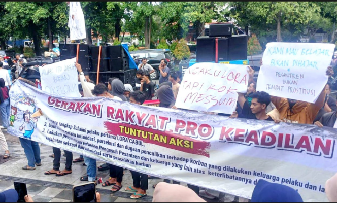 
					Ratusan warga Madura belakukan aksi unjukrasa damai di depan Mapolda Jatim, Rabu 14 Januari 2026. Protes diajukan menutut agar Polda serius dan cepat menangani kasus pelecehan seksual kepada santriwati Ponpes Nurul Karomah, Galis, Bangkalan, serta cari korban yang hilang. Foto: mediajatim.com