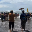 Memperingati 38 tahun naik tahta, Sultan Hamengku Buwono X, melakukan upacara labuhan di Pantai Parangkusumo. melalrung ubarampen di antara berupa payung songsong gilap. Daun berlapis emas. Foto: Instagram@direktoriwisatajogya