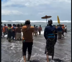 Hamengku Buwono X  Melarung Payung Songsong Gilap ke Pantai Parangkusumo