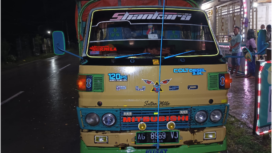 Diduga kurang hati-hati dalam mengendarai morot, seorang ibu rumah tangga warga Karangpakir Kabuh, Jombang manabrak sebuah truk yang sedang parkir di tepi jalan. Akibta kecelakaan itu pengendara motor meninggal dunia, Jumat malam sekitar pukul 19.30 lebih, 9 Januarii 2026. Foto: swarajombang.com,/ elak apriyanto