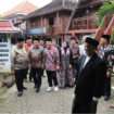 Bupati Jombang, H Warsubi meresmikan gedung Al- Aimmah, lingkunan Pondak Pesantren El-Haq, Putra di kecamatan Bareng, Minggu 25 Januari 2026. Dilanjutkan acara keliling melihat fasiloitas di pondok. Foto: diskominfo pemkab jombang.