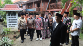 Bupati Jombang, H Warsubi meresmikan gedung Al- Aimmah, lingkunan Pondak Pesantren El-Haq, Putra di kecamatan Bareng, Minggu 25 Januari 2026. Dilanjutkan acara keliling melihat fasiloitas di pondok. Foto: diskominfo pemkab jombang.