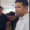 Wakil gubernur Jatim, Emil Dardak membesuk korban massal dugaan peracunan makanan soto ayam MBG di RSUD Mojokerto, Minggu 11 Janjari 2026. Jumlah korban makan pasokan MBG itu semula 152 bertambah menjadi 261 anak pelajar dan guru. Foto: Instagram@kabarterdepanmojokerto