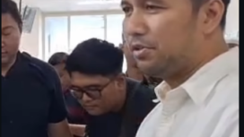 Wakil gubernur Jatim, Emil Dardak membesuk korban massal dugaan peracunan makanan soto ayam MBG di RSUD Mojokerto, Minggu 11 Janjari 2026. Jumlah korban makan pasokan MBG itu semula 152 bertambah menjadi 261 anak pelajar dan guru. Foto: Instagram@kabarterdepanmojokerto