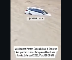Mobil dinas camat Pantan Cuara mengapung-apung di arus sungai Tripe, akibat banjri bandang sususla. Ribuan hektare sawah terendam lumpur, rumah warga rata dengan tanah, dan akses jalan utama ke RSUD terputus akibat banjir bandang susulan yang melanda Kabupaten Gayo Lues, Aceh, Kamis (1/1/2026) pukul 16.30 WIB. Foto: Instagram@terkinidotdit