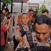 Petugas KPK kembali melakukan penggeledahan di rumah bupati Pati, Sudewo, Kamis sore sekitar pukul 15.00 WIB, 22 Januari 2026. Mereka mengangkut sebuah kardus dan dua kper diduga dokumen. Foto: Instagram@kr1t1kp3d45_n30