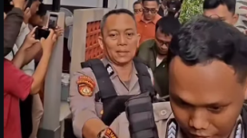 Petugas KPK kembali melakukan penggeledahan di rumah bupati Pati, Sudewo, Kamis sore sekitar pukul 15.00 WIB, 22 Januari 2026. Mereka mengangkut sebuah kardus dan dua kper diduga dokumen. Foto: Instagram@kr1t1kp3d45_n30
