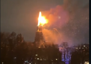Menara gereja Vondelkerk di Amsterdam pada dini hari 1 Januari 2026, tepat setelah perayaan Tahun Baru, mengalami kebakaran. Foto: Instagram@publicflux