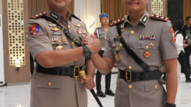 (Kiiri) AKBP Ramadhan Nasution dilantik menjadi Kapolres Gresik, menggantikan pejabat lama AKBP Rovan Richard Manahu. Foto: swarajombang.com/ sanny
