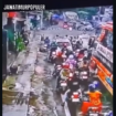 Tangkap layar video, detik-detik sebuah bus umum PO Haraan Jaya, menerabs mobil, motor di perrempatan Nguning, Kedinri, sekitar pukul 16.47 WIB, Jumat, 23 Janjari 2026. Foto: Instagram@jatimpopuler