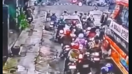 Tangkap layar video, detik-detik sebuah bus umum PO Haraan Jaya, menerabs mobil, motor di perrempatan Nguning, Kedinri, sekitar pukul 16.47 WIB, Jumat, 23 Janjari 2026. Foto: Instagram@jatimpopuler