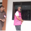 Setelah empat tahun buron, Hairyono, 69, kembali ke Jombang. Bukan pualgn ke rumah, melainkan masuk ke Lapas Jombang, untuk menjalani hukuman atas kesalahnnya korupsi dana hibah PSSI Jombang. Foto: swarajombang.com/ elok apriyanto