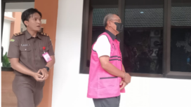 Setelah empat tahun buron, Hairyono, 69, kembali ke Jombang. Bukan pualgn ke rumah, melainkan masuk ke Lapas Jombang, untuk menjalani hukuman atas kesalahnnya korupsi dana hibah PSSI Jombang. Foto: swarajombang.com/ elok apriyanto