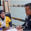 Cak Sholeh sedang mewawancari Ice Eka Sukmawaty, korban pencurian brankas berisi perhiasan, emas, dan logam mulai senilai Rp 8 miliar, yang terjadi 21 Oktober 2025. Tetapi hingga Selasa, 26 Januari 2026 masih belum ada perkembangan. Foto: Instagram@sholeh_lawyer
