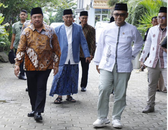
					 Menteri Haji dan Umroh RI, Dr. KH. Mochamad Irfan Yusuf (Gus Irfan) datang ke Jomabgn untuk meresmikan TK-SD Aqobah Islamic Montessori (AIM) dan Aqobah Institute of Business and Islamic Studies (AIBIS), di Jalan Bakalan, Dusun Ngasem, Desa Jombok, Kecamatan Ngoro, pada Sabtu (24/1/2026) pagi. Foto: jombangkab.go.id