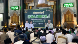 Wakil Bupati Jomang, KH Salmanuddin Yazid mewakil bupati Jombang memyampaikan kata sambutan. Sedangkan KH. Abdul Qoyyum Manshur (Gus Qoyyum) membawakan tausyiah Isra Mi'raj. Foto: diskominfo pemkab jombang