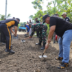 Bupati Jombang H Warsubi menyemangati warga untuk trutu serta kerja bakti perbaikan jalan kampung. Foto: swarajombang.com.  elok apriyanto