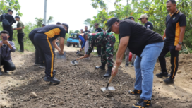 Bupati Jombang H Warsubi menyemangati warga untuk trutu serta kerja bakti perbaikan jalan kampung. Foto: swarajombang.com.  elok apriyanto
