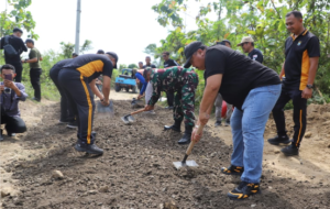 Bupati Jombang H Warsubi menyemangati warga untuk trutu serta kerja bakti perbaikan jalan kampung. Foto: swarajombang.com.  elok apriyanto