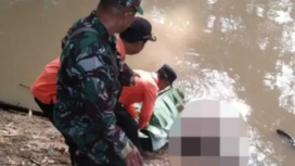 Aparat keamanan dan BPBD melakukan evakuasi sesosok jasad mengambang di kali Pancir, Mojowarno, Jombang, Rabu pagi, 21 Januari 2026. Foto: swarajombang.com/ elok apriyanto