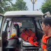 Petugas PMI, Polisi dan realawan melakukan evakuasi jasad perempuan muda, berusia 34 tahun, diketahui bernama Endri Lukitawati, ditemukan mengapung di dam Pagerluyung, Mojokerto, Minggu, 4 Januari 2026. Foto: Instagram@sedangmengtk