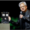 CEO Nvidia, Jensen Huang memamerkan chip Ai terbaru kelas Rubin,. Foto: dok/Nvidia