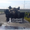 Sebuah Innova terbalik setelah menabrak PJU di desa terjadi di Ringroad Desa Betek, Kecamatan Mojoagung, Kabupaten Jombang pada Sabtu, 31 Januari 2026. Korban selamat tanpoa luka berat. Foto: Instagram@jombang_informasi