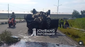 Sebuah Innova terbalik setelah menabrak PJU di desa terjadi di Ringroad Desa Betek, Kecamatan Mojoagung, Kabupaten Jombang pada Sabtu, 31 Januari 2026. Korban selamat tanpoa luka berat. Foto: Instagram@jombang_informasi