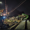 Diduga sopir tronton terobos palang pintu, menyebabkan tersermept oleh rangkaian KA Gajayana, di Kebumen Selasa malam. menyebabkan sopir meninggal dunia, dua orang luka-luka, serta 21 perjalanan rangkai KA terlambat. Foto: ist