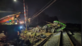 Diduga sopir tronton terobos palang pintu, menyebabkan tersermept oleh rangkaian KA Gajayana, di Kebumen Selasa malam. menyebabkan sopir meninggal dunia, dua orang luka-luka, serta 21 perjalanan rangkai KA terlambat. Foto: ist