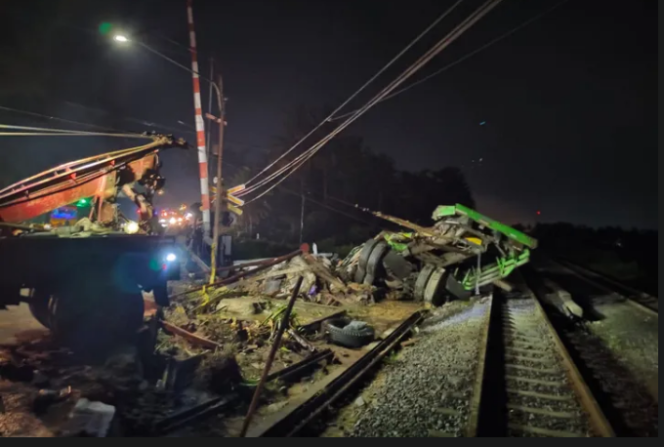 
					Diduga sopir tronton terobos palang pintu, menyebabkan tersermept oleh rangkaian KA Gajayana, di Kebumen Selasa malam. menyebabkan sopir meninggal dunia, dua orang luka-luka, serta 21 perjalanan rangkai KA terlambat. Foto: ist
