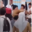 Puluhan siswan SMKN3 Tanjung Jabung, Jambi, dikeroyok puluhan siswa lintas kelas, terjadi Selasa, 13 Januari 2026. Siswa menilai ucapan guru Agus Sapura berlebihan, mengatai 'miskin' dan menampar siswa. Agus berdalah tindakannya itu untuk mendiddik. Foto: Instagram@kabarjambi