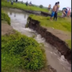 Camat Bandarkedungmulyo, bersaam BPBD, SDA, dan PUPR dan warga melakuikan tindakan penanggulangan sementara, terhadap jebolnya tanggung sungai Waruturi, dusun Karangasem, desa Karangdaganga. Tanggul itu jebol sejak 15.00 WIB, upaya penanggulangan selesai sekitar pukul 22.30 WIB. Foto: Instgaram@kabarjombang