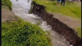Camat Bandarkedungmulyo, bersaam BPBD, SDA, dan PUPR dan warga melakuikan tindakan penanggulangan sementara, terhadap jebolnya tanggung sungai Waruturi, dusun Karangasem, desa Karangdaganga. Tanggul itu jebol sejak 15.00 WIB, upaya penanggulangan selesai sekitar pukul 22.30 WIB. Foto: Instgaram@kabarjombang