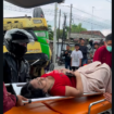 Dump truck bermuatan jagung mengalami kecelakaaan terbalik di depan jembatan timbang Trowulan, Sabtu siang 17 Januari 2026. Sopir truk meninggal dunia di tempat. Seorang perempuan yang berada di ruang kemudi alami syok, setelah kecelakaan terjadi. Foto: 