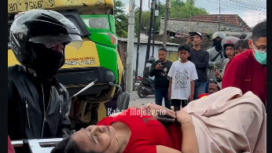 Dump truck bermuatan jagung mengalami kecelakaaan terbalik di depan jembatan timbang Trowulan, Sabtu siang 17 Januari 2026. Sopir truk meninggal dunia di tempat. Seorang perempuan yang berada di ruang kemudi alami syok, setelah kecelakaan terjadi. Foto: 