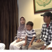 Gubernur Jawa Barat Dedi Mulyadi melakukan pembicaraan dengan Suderjat, penjua es gabus, didampingi ketua RW Ali Akbar. Ketua RW dapat proyek rehabilitasi rumah Suderajat sebesar Rp 20 juta. Foto: youtube@kag_dedi_mulyadi_channel
