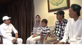 Gubernur Jawa Barat Dedi Mulyadi melakukan pembicaraan dengan Suderjat, penjua es gabus, didampingi ketua RW Ali Akbar. Ketua RW dapat proyek rehabilitasi rumah Suderajat sebesar Rp 20 juta. Foto: youtube@kag_dedi_mulyadi_channel