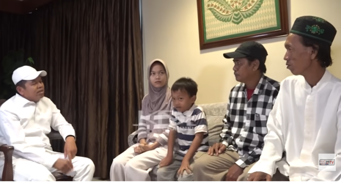 
					Gubernur Jawa Barat Dedi Mulyadi melakukan pembicaraan dengan Suderjat, penjua es gabus, didampingi ketua RW Ali Akbar. Ketua RW dapat proyek rehabilitasi rumah Suderajat sebesar Rp 20 juta. Foto:  youtube@kag_dedi_mulyadi_channel