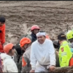 Gubernur Jabar Dedy Myulyadi instruskikan Sekda Jabar memberi santunan setiap korban jiwa Rp 10 juta. Saat mednatangi lokasi bencana longsaor di Cisarua, bandung barat, Sabtu 24 Januari 2026. Foto: video/KDM