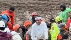 Gubernur Jabar Dedy Myulyadi instruskikan Sekda Jabar memberi santunan setiap korban jiwa Rp 10 juta. Saat mednatangi lokasi bencana longsaor di Cisarua, bandung barat, Sabtu 24 Januari 2026. Foto: video/KDM
