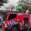 Setidaknya ada empat unit mobil pemadam kebakaran dikerahkan untuk memadamkan ruang framasi RSUD Ponorog, yang terjadi Minggu sore, 4 Januari 2025. Tidak ada korban, termasuk seluruh pasien aman. Foto: swarajombang.com/ bambang tjuk winarno