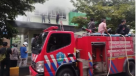 Setidaknya ada empat unit mobil pemadam kebakaran dikerahkan untuk memadamkan ruang framasi RSUD Ponorog, yang terjadi Minggu sore, 4 Januari 2025. Tidak ada korban, termasuk seluruh pasien aman. Foto: swarajombang.com/ bambang tjuk winarno