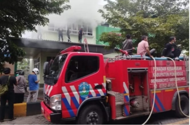 
					Setidaknya ada empat unit mobil pemadam kebakaran dikerahkan untuk memadamkan ruang framasi RSUD Ponorog, yang terjadi Minggu sore, 4 Januari 2025. Tidak ada korban, termasuk seluruh pasien aman. Foto: swarajombang.com/ bambang tjuk winarno