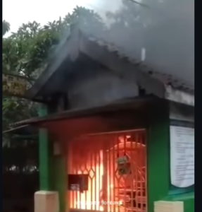 Keranda jenazah kayu di makam umum Dusun Sumberpandan, Desa Mojotamping, Kecamatan Bangsal, Kabupaten Mojokerto. Api misterius itu muncul tiba-tiba saat  terjadi hujan, Sabtu sekitar pukul 17.00, 3 Januari 2026. Foto: Instagram@info_seputar-jombang