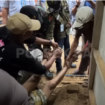 Setidaknya ada empat orang memegangi Sukirno, 60, tahun saat dikeluarkan dari kerangkeng. Sudah 20 , ia menjadi penghuni tetap kerangkeng itu, sejak 28 Januari 2026, ia bebas dan saat ini dirawat di Yayayan milik Ipda Purnomo di Lamonga. Foto: Youtube@sinergia