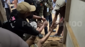 Setidaknya ada empat orang memegangi Sukirno, 60, tahun saat dikeluarkan dari kerangkeng. Sudah 20 , ia menjadi penghuni tetap kerangkeng itu, sejak 28 Januari 2026, ia bebas dan saat ini dirawat di Yayayan milik Ipda Purnomo di Lamonga. Foto: Youtube@sinergia