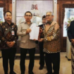 Menteri Kebudayaan Fadli Zon menyerahkan SK pemangku keraton Solo kepada Tedjowulan, untuk mengakhiri dualsme penguasa di Keraton Solo. Foto: rri.co.id