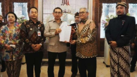 Menteri Kebudayaan Fadli Zon menyerahkan SK pemangku keraton Solo kepada Tedjowulan, untuk mengakhiri dualsme penguasa di Keraton Solo. Foto: rri.co.id