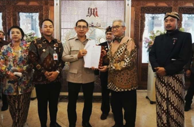 
					Menteri Kebudayaan Fadli Zon menyerahkan SK pemangku keraton Solo kepada Tedjowulan, untuk mengakhiri dualsme penguasa di Keraton Solo. Foto: rri.co.id